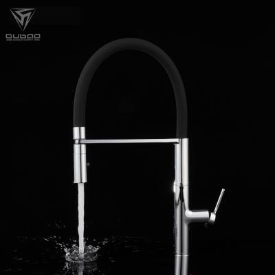 China Contemporary Single Lever Pull Out Kitchen Sink Faucet Mixer With Black Silicone Hose for sale