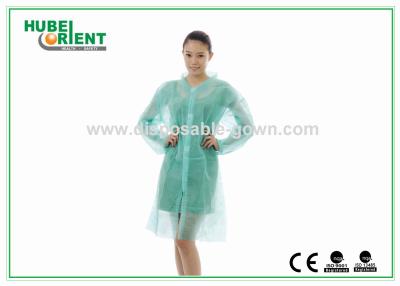 China Camisas de laboratorio desechables verdes Tyvek con cerradura con cinta de fijación de nylon para evitar el polvo en venta