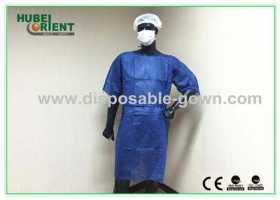 China Abrigos de uso médico desechables de color azul oscuro / Abrigos de aislamiento desechables para el hospital en venta