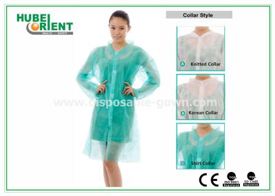 China PP/MP/Tyvek Abrigos de laboratorio desechables con velcro y collar de camisa para prevenir el polvo y las bacterias en venta