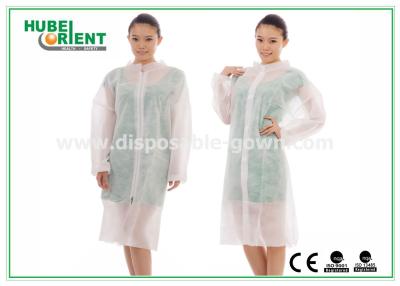 China PP/SMS abrigo de laboratorio desechable/ropa médica desechable ligera con cierre de cremallera en venta