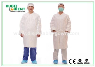 China Abrigos de laboratorio desechables de Tyvek con cuello y cremallera coreana en venta