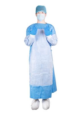 China El vestido quirúrgico disponible de SMS del uso del hospital con el material reforzado previene el líquido/la sangre en venta