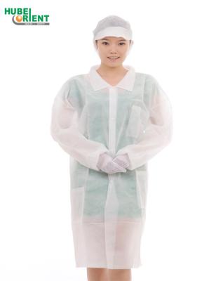 China Casaco médico descartável de algemas de malha 55G/M2 com colar de camisa à venda