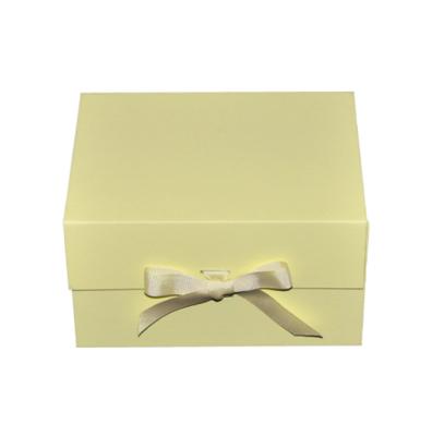 China High Quality Handmade Fancy Kraft Paper Gift Wrapping Chocolate Magnetic Folding Box With Ribbon for sale