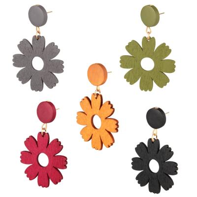 China Bohemia Bohemia Earrings 2021 Summer Color Wooden Flower Shape Earrings For Girl for sale