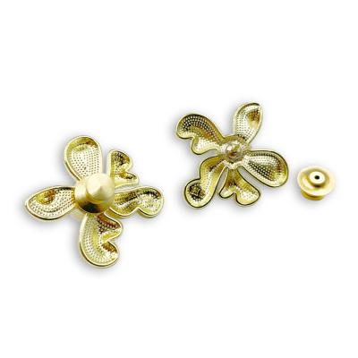 China China flower design with diamond high quality pendant cheap price metal badge/pin decorative metal craft for apparel/garments for sale