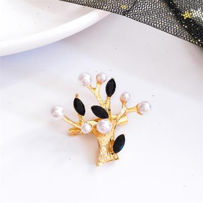 China Wholesale Beautiful ALLOY Gold Plated Rhinestone Tree Shape Brooch Pin for sale