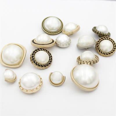 China Durable Alloy Rhinestone Button With Pearl For Fashion Clothes for sale