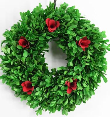 China Handmade Decorative Natural Wreath Wholesales Green Preserved Boxwood With Red Chips Flower Wood Wreath for sale