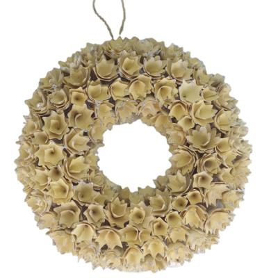 China Beautiful Handmade New Design Widely Used Wreath With Silver Powder Chips Flower Christmas Decorative Wooden Garlands for sale