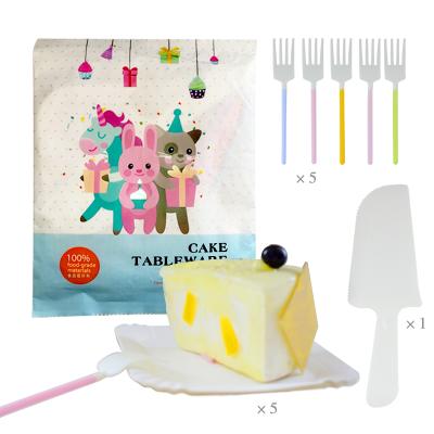 China Disposable Tableware Minimalist Paper Cake Dishes Forks Knife Dinnerware Set for sale