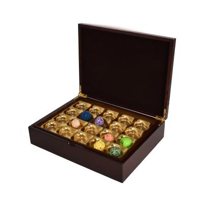 China Custom Middle Eastern High Gloss Mid Lacquer Wooden Packing Box Is Style For Chocolate Dates Tea Gift Box for sale