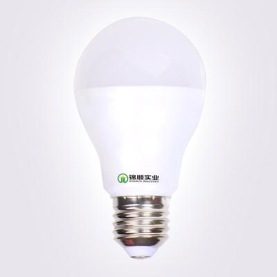 China Ampola global A65 do diodo emissor de luz, corpo de alumínio plástico da lâmpada das luzes de bulbo do diodo emissor de luz 12W à venda