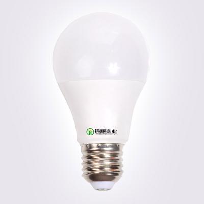 中国 A60 7W LED の球根 E27 のプラスチック覆われたアルミニウム 25000hrs 保証 2 年の 販売のため