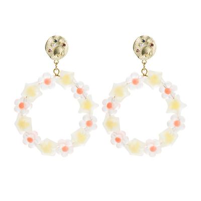 China Latest Flower E501 Rice Rice Pearls Fashionable Handmade Niche Earrings French Popular Institute of Statistics Cheap Earrings For Women for sale