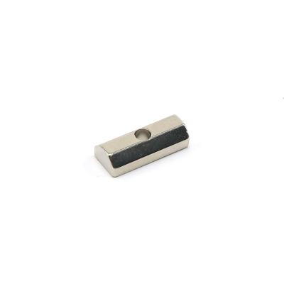 China Industrial magnet Xinqiang n52 neodymium bar magnet neodymium n52 with holes for sale