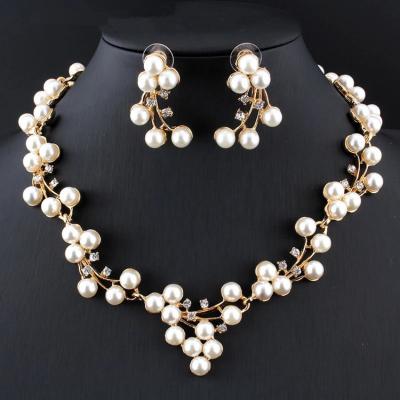 China Romantic Drop Shipping Women's Bride Jewelry Set Two Piece Set Pearl Soft Necklace Earrings Wholesale for sale