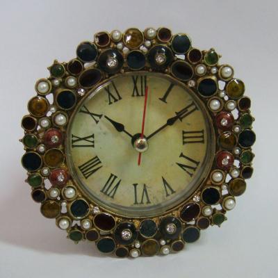 China Antique Style Antique Brass With Multi Colors Beads Jeweled Round Metal Table Clock for sale