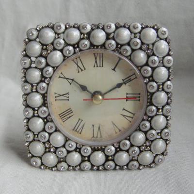 China Antique Style Brass Square Small Quartz Table Clock Antique White Beaded Home Zinc Alloy Framed Metal Table Clock With Clear Crystal Inlaid for sale