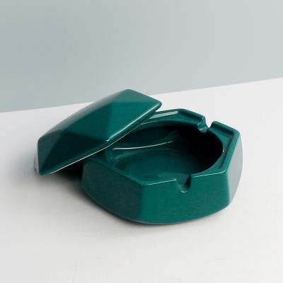 China Ceramic Professional Wholesale Color Glazed Ceramic Ashtray With Lid Ashtray Porcelain Dark Green Smoking Design for sale