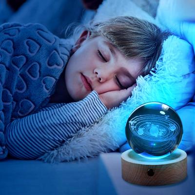 China Crystal Glass Ball Night Lights met houten basis Personaliseer logo 3d lasergravering zonnestelsel kristallen bol Night Lamp Te koop