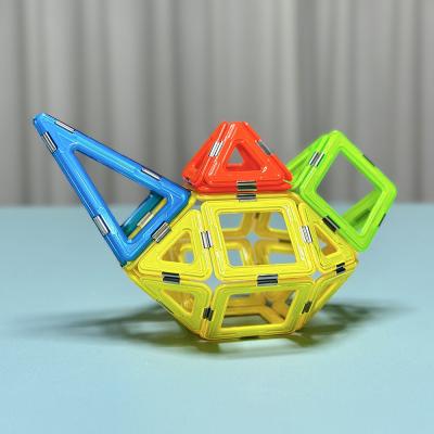 Chine Lampe magique Carreaux magnétiques Formes de style libre Blocs magnétiques pour les enfants d'âge préscolaire à vendre