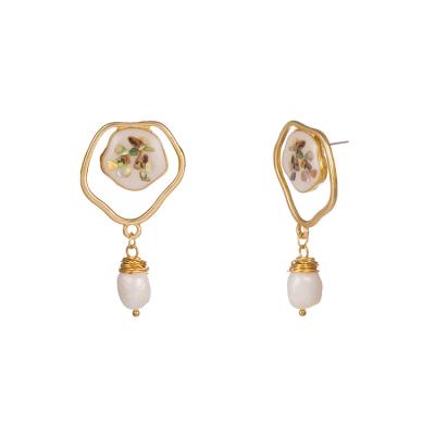 China 2021 CLASSIC Fashion Exaggerated Design Earrings Plated Handwoven Natural Freshwater Pearl Earring Gold Shell Earrings for sale