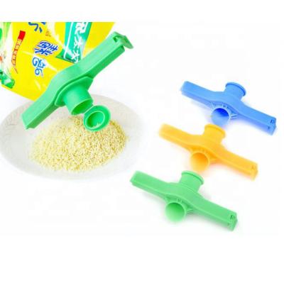 China Sustainable Special Design Bag Sealing Clip With Pour Spout for sale