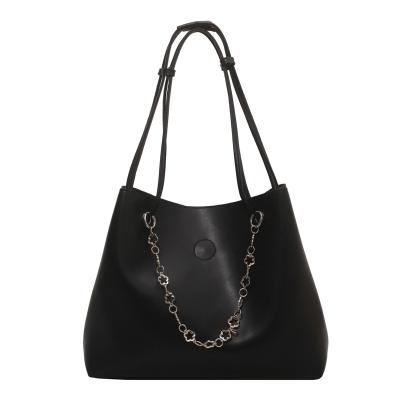 China Fashion 2022 leather handbags for women bags handbag luxury with hanging metal chain for sale