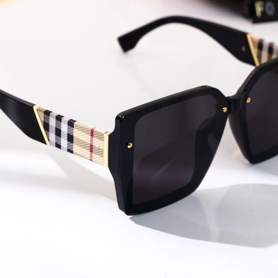 China Hot Selling Square PC Sun Glasses Female Ladies Glass Sunglasses 123Vintage Fashion One Piece Oversized Women Sunglasses With Rivet for sale