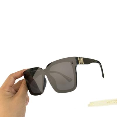 China Fashion sunglasses 2022 wholesale newest Italy fashion sunglasses polycarbonate sunglasses unisex square frame sunglasses for sale