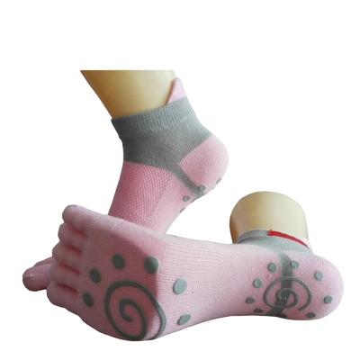 China Sporty Custom Slip Non Grip Ankle Sports Yoga Non Five Toe Five Finger Socks Hospital Socks for sale