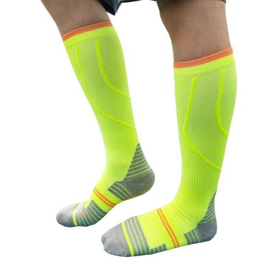 China Custom Made Antibacterial Sports Football Knee Compression Antibacterial Top Bumps 15-20 mmHg For Men for sale