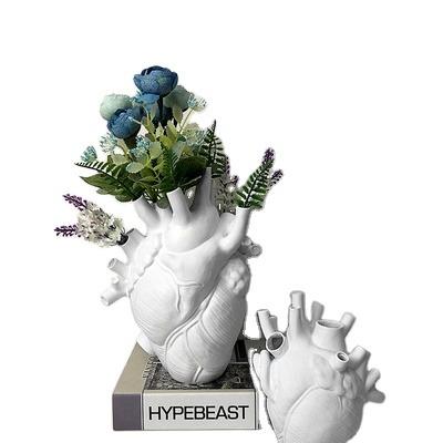 China 2021 Wholesale Country Resin Heart Vase Resin Heart Shaped Tabletop Vase Newly Open Home Decorations for sale