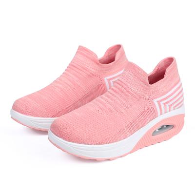 China CUSHIONING Women Sneaker Shoes Style Breathable Walking Sports Shoes Women Sports Platform Fashion Sneakers Tennis Running Shoes for sale