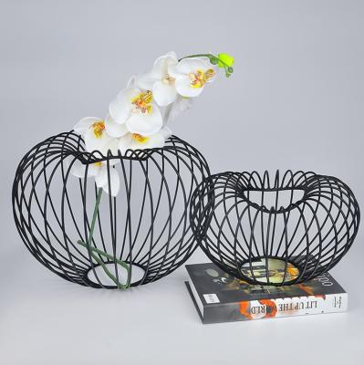 China 28x28x17.8cm Lightweight Steel Wire Stand Corner Holds Indoor Outdoor Flower Designs Plant Stand for sale