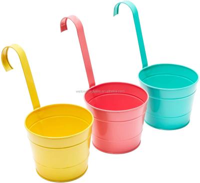 China Home Modern Thick Metal Garden Planter Bucket Metal Hanging Planters With Handle Flower Pot for sale