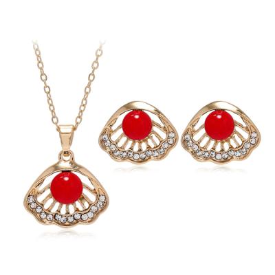 China Romantic Women's Jewelry Set Gold Rhinestone Pearl Shell Necklace And Earring Set for sale