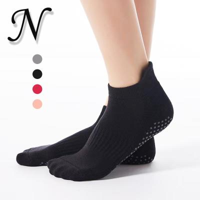 China LOGO Low MOQ Breathable Custom Cotton Women Socks With Grips Non Slip Socks For Yoga Pilates for sale