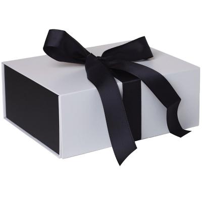 China Recyclable Custom Color Ribbon Gift Packaging Paper Box Low MOQ for sale