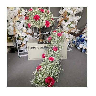 China Artificial Rose Red Flower Runner Customized Wedding Artificial Silk Rose Red Baby's Breath Flower Runner Table Centerpieces Decoration for sale