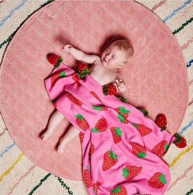 China Low MOQ anti-pilling 100% cotton pink strawberry pattern knit throw sherpa blanket LYKB043 for sale