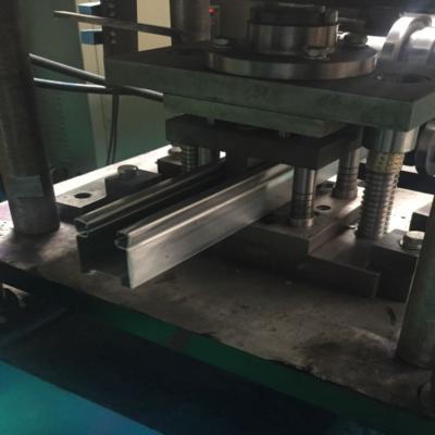 China 15kw Stahlbahn-Straußmaschine Metall-Stud-Roll-Former für lineare Führung zu verkaufen