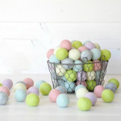 China 2021 Factory Customized Hot Sale Home Decoration 2/2.5/3/5/7cm Eco-friendly 100% Wool Felt Ball Diy Dry Balls Felt Crafts for sale