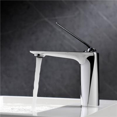 China Modern Minimalist Luxury Faucet Brass Chrome Bathroom Basin Hot And Cold Water Mixer Basin Water Mixer Tap Single Lever Faucet for sale