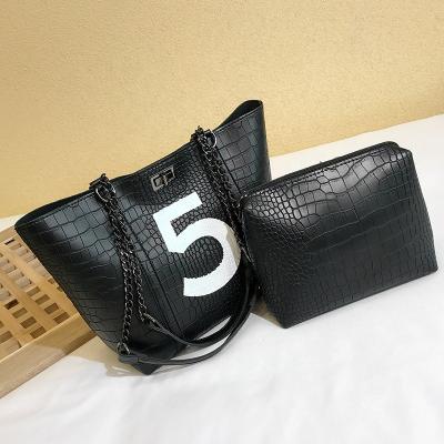 China Fashion High Quality Large Capacity Crocodile Skin Chain Tote Bag 2020 New Hot Selling Vintage Shoulder Bag Simple Bucket Bag 2pcs Set for sale