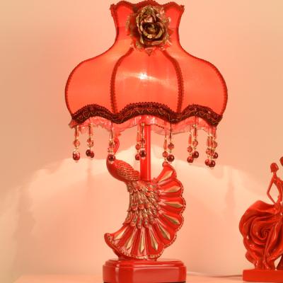 China Cozy Red Creative Romantic Peacock Wedding Table Lamp Room Newlyweds Wedding Table Lamp for sale