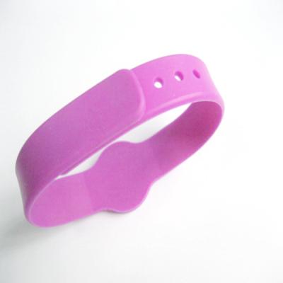 China Waterproof / Impermeable Eco - Friendly Passive RFID Wristband Silicone Wristband Wristband for sale