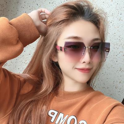 China Fashion Sunglasses 2022 New Frameless Snagging Sunglasses Shape Big Square Frame Sunglasses High End Sunglasses Women Wholesale UV400 Unisex for sale